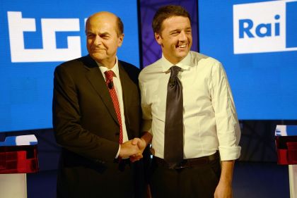 Bersani e Matteo Renzi stretta di mano