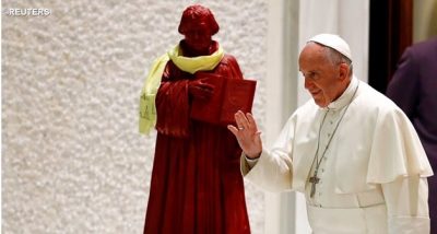 Il Papa con una statua di Martin Lutero