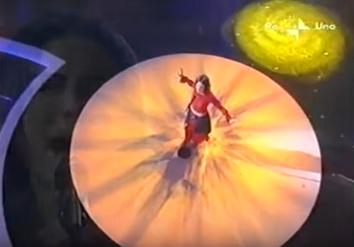 Valentina Giovagnini canta a Sanremo: immagine dal possibile significato satanico