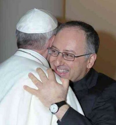 Padre Spadaro abbraccia Papa Francesco. Fonte: Dagospia.